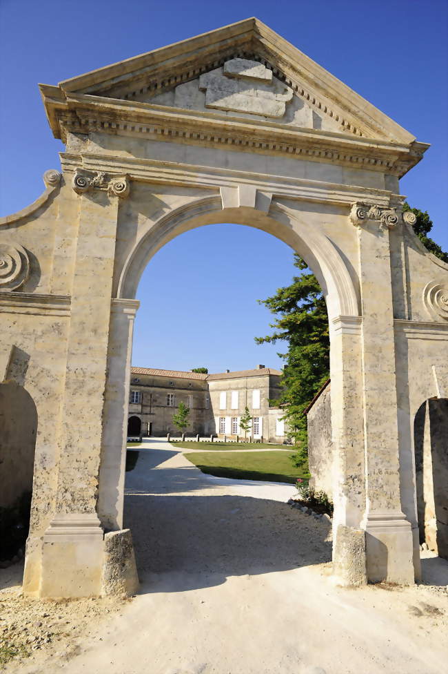 Entrée du château de Francs - Francs (33570) - Gironde