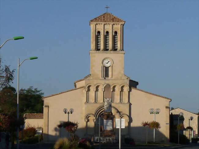 L'église et le monument aux morts - Grayan-et-l'Hôpital (33590) - Gironde