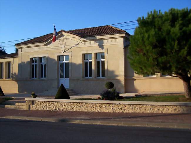 La mairie (oct 2012) - Jugazan (33420) - Gironde