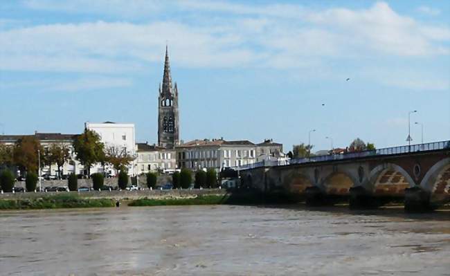 Le pont de pierre sur la Dordogne et la flèche de l'église Saint-Jean - Libourne (33500) - Gironde