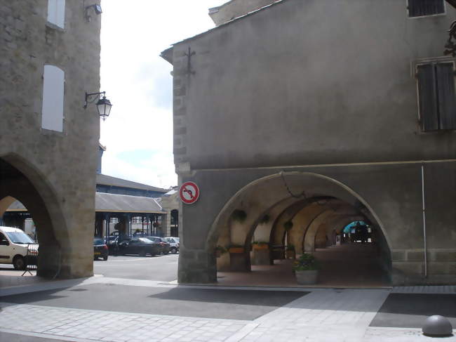 Monségur, arcades et halle - Monségur (33580) - Gironde