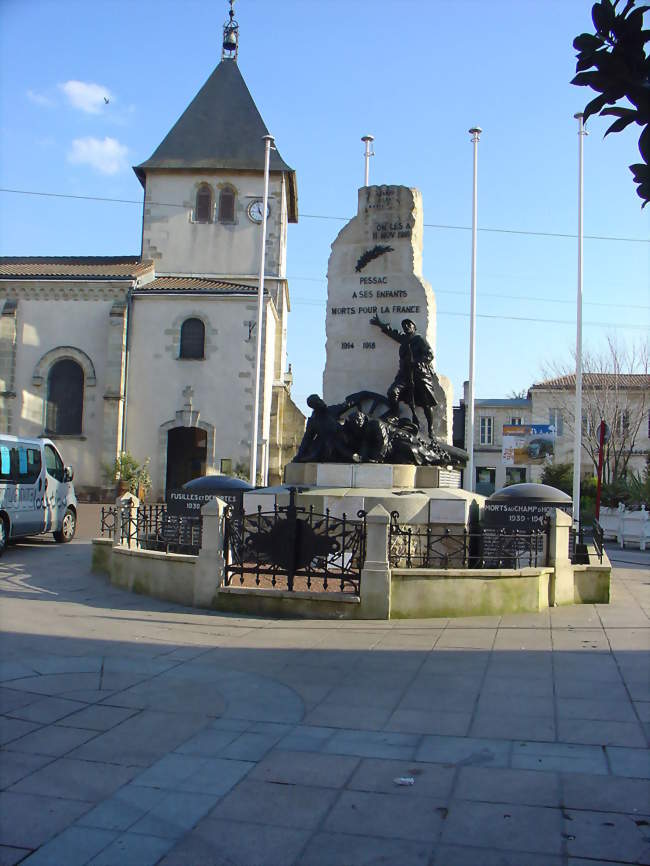 Léglise Saint-Martin et le monument aux morts - Pessac (33600) - Gironde