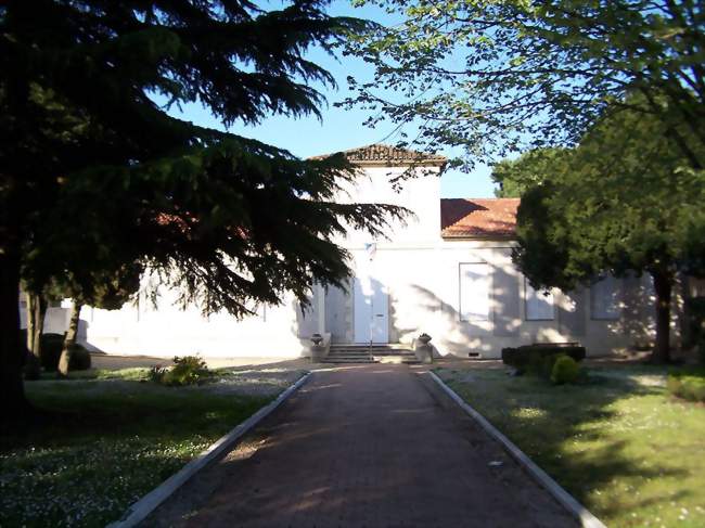 La mairie (avr 2013) - Podensac (33720) - Gironde