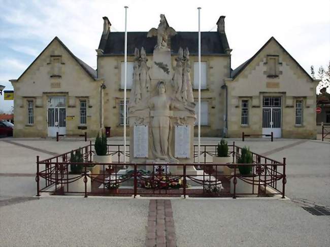 La mairie et le monument aux morts - Pugnac (33710) - Gironde