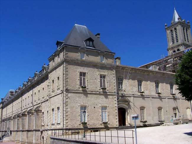 L'hôtel de ville, ancien prieuré (mai 2009) - La Réole (33190) - Gironde