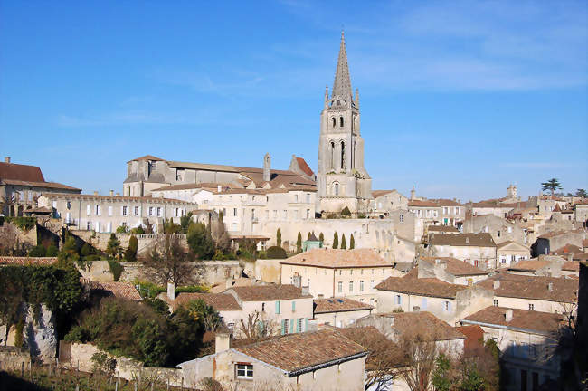 Vue générale de la cité médiévale, dominée par le clocher de l'église monolithe - Saint-Émilion (33330) - Gironde