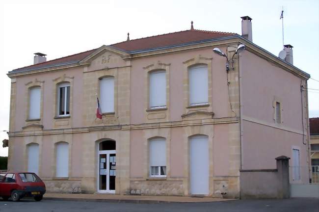 La mairie (déc 2011) - Saint-Laurent-du-Bois (33540) - Gironde