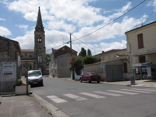 Une rue de Saint-Paul et l'église Saint-Eutrope - Saint-Paul (33390) - Gironde