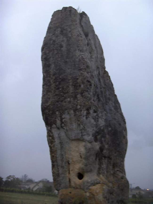 Menhir de Peyrefitte - Saint-Sulpice-de-Faleyrens (33330) - Gironde