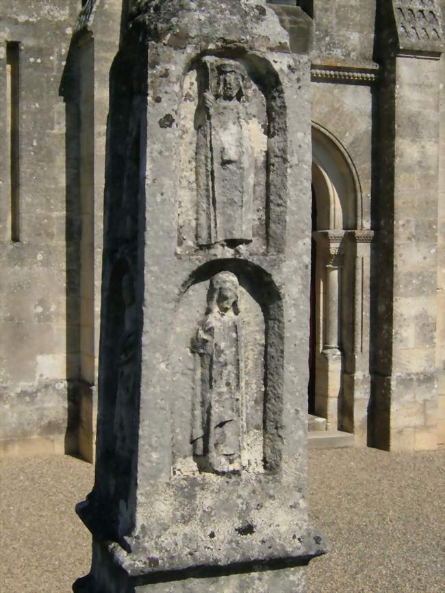 Détail des niches de l'ouest, aux statues de Saint Jacques et Saint Jude - Saint-Vivien-de-Blaye (33920) - Gironde