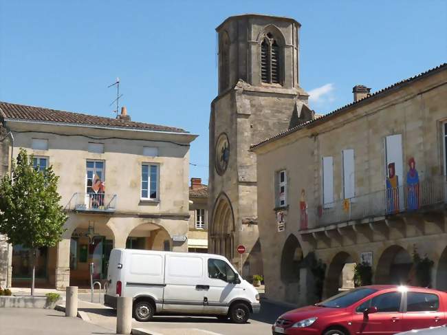 La place centrale et l'église - Sauveterre-de-Guyenne (33540) - Gironde