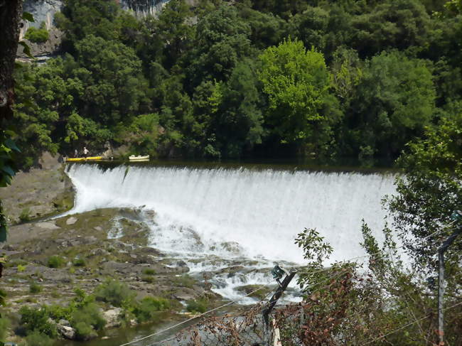 Canoës franchissant un déversoir de l'Hérault entre Saint-Martin-de-Londres et Causse-de-la-Selle - Causse-de-la-Selle (34380) - Hérault