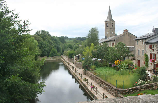 L'Agout, le village, le clocher de St-Jean-Baptiste - Fraisse-sur-Agout (34330) - Hérault