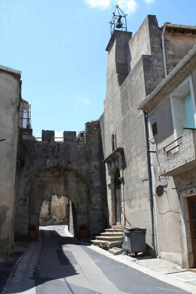 Porte et remparts de la rue de la chapelle - Gigean (34770) - Hérault