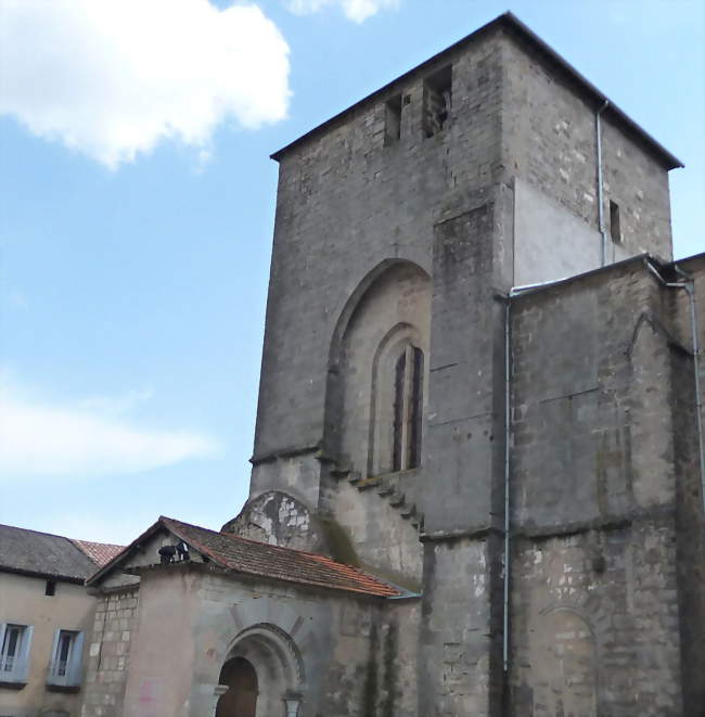 L'abbatiale de l'ancienne abbaye bénédictine Saint-Pierre aux liens sur la commune de Joncels - Joncels (34650) - Hérault