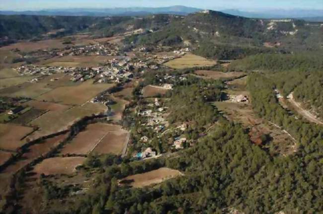 Vue aérienne de Lauret depuis l'est en 2007Le point culminant au sommet du village est le rocher du Causse (408 mètres) - Lauret (34270) - Hérault