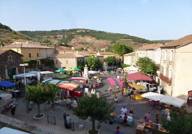La place le jour du marché - Octon (34800) - Hérault