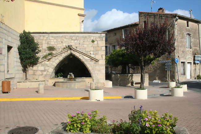 Une fontaine du village - Saint-Geniès-de-Fontedit (34480) - Hérault
