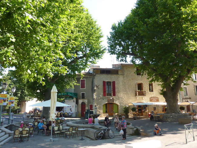 La place de la fontaine au cur du village - Saint-Martin-de-Londres (34380) - Hérault