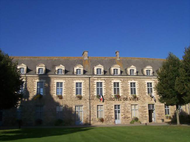 Hôtel de ville dans la cour du château - Châteaugiron (35410) - Ille-et-Vilaine