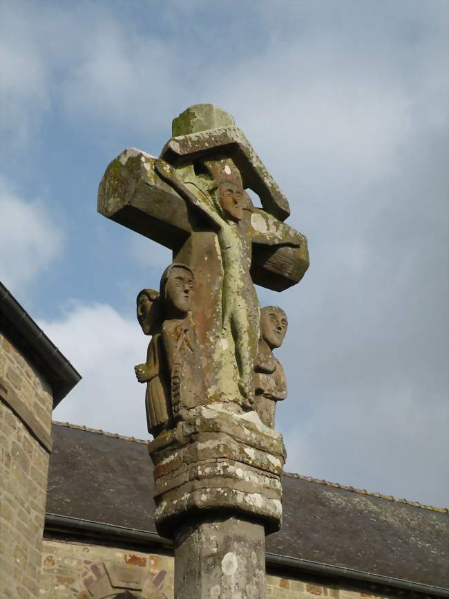 Une croix du XVIe siècle, le monument historique de Lieuron - Lieuron (35550) - Ille-et-Vilaine