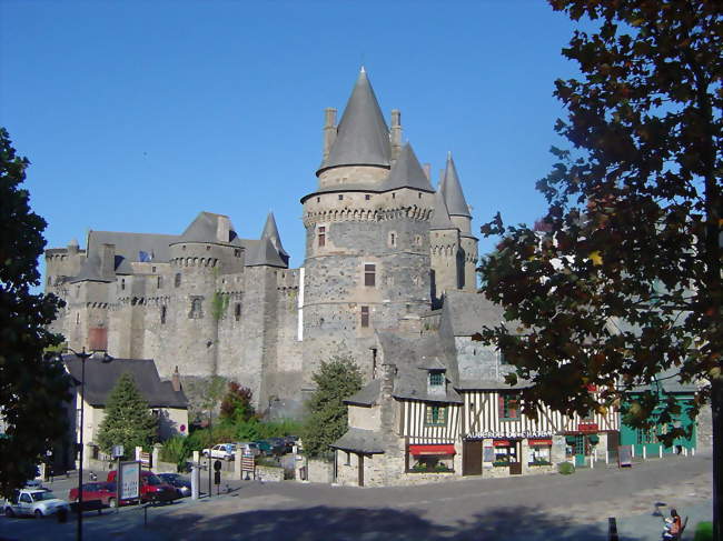 Le château des Barons de Vitré et des demeures du XVe siècle, vus depuis la Place Saint-Yves - Vitré (35500) - Ille-et-Vilaine
