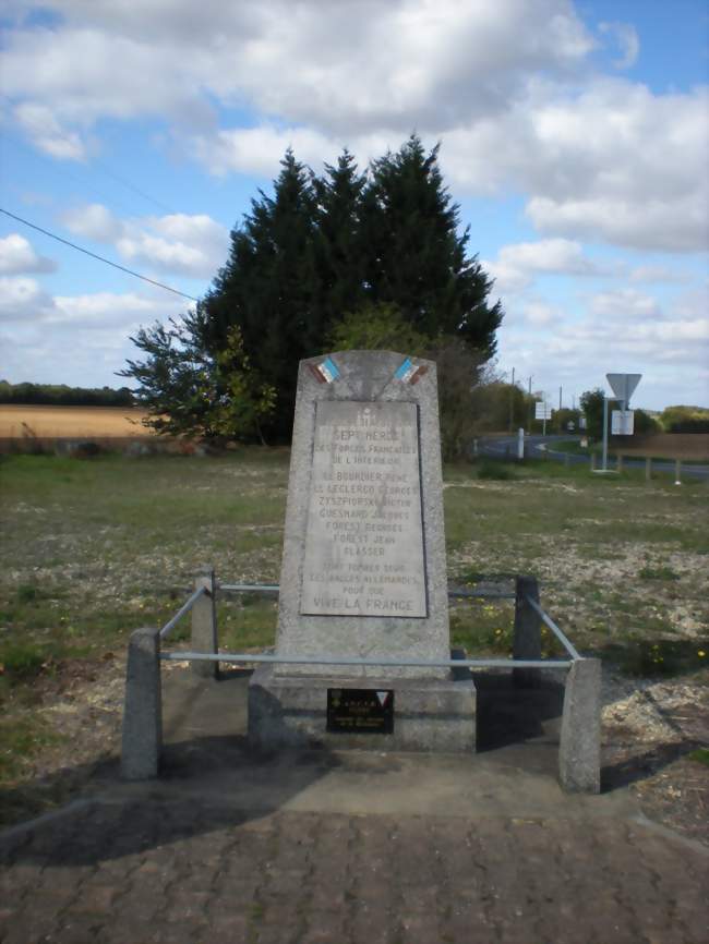 Monument aux morts d'Ambrault - Crédits: brunoperrot/Panoramio/CC by SA