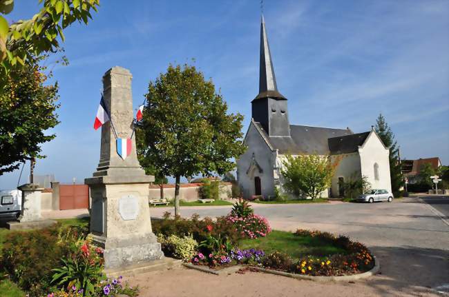 L'église et le monument aux morts - Baraize (36270) - Indre