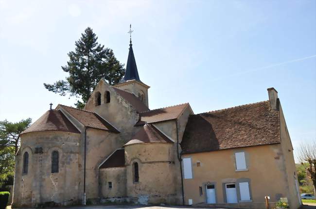 L'église Saint-Pierre et la mairie - Champillet (36160) - Indre