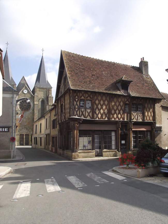 La maison de bois et la collégiale Saint-Sylvain - Levroux (36110) - Indre