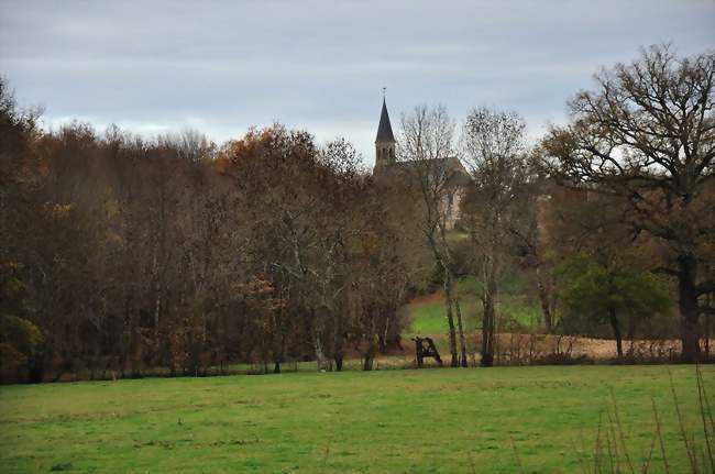 L'église vue au loin - Oulches (36800) - Indre