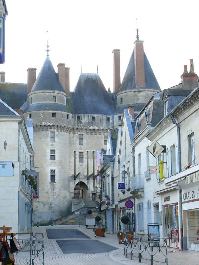 La rue Gambetta et le château - Langeais (37130) - Indre-et-Loire