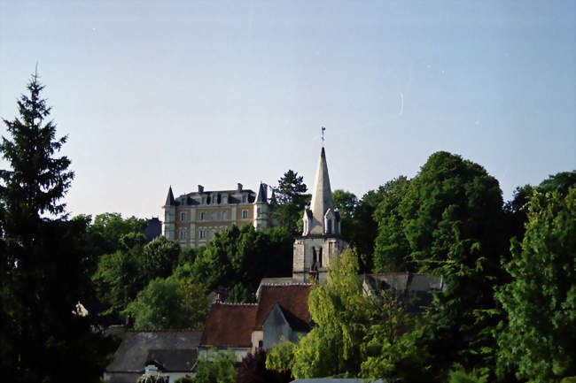 L'église et le château - Larçay (37270) - Indre-et-Loire
