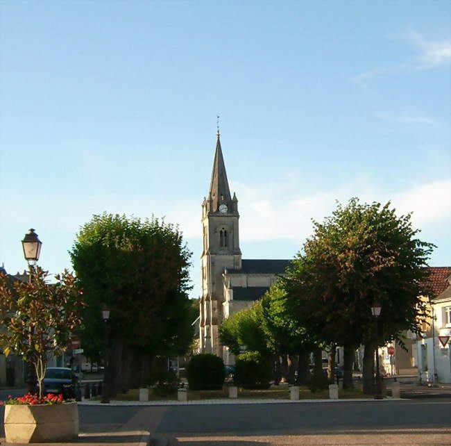 La place Mado-Robin et l'église - Yzeures-sur-Creuse (37290) - Indre-et-Loire