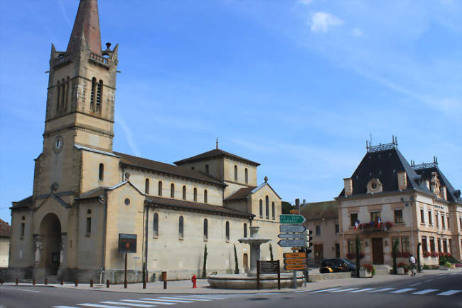 Centre d'Aoste- l'église et la mairie - Aoste (38490) - Isère