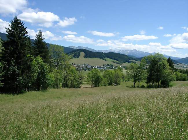 Vue de la commune de loin - Autrans (38880) - Isère