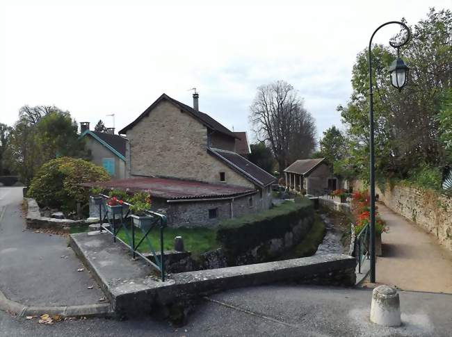 Ruisseau, promenade et lavoir du village - La Balme-les-Grottes (38390) - Isère