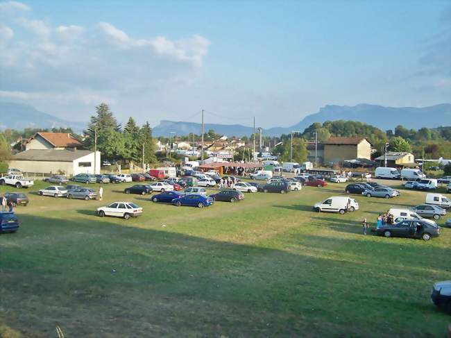 Parking à l'entrée du village durant la foire de 2007 - Beaucroissant (38140) - Isère