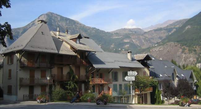 Le Bourg d'Oisans ; au fond le massif des Grandes Rousses et l'Alpe d'Huez - Le Bourg-d'Oisans (38520) - Isère