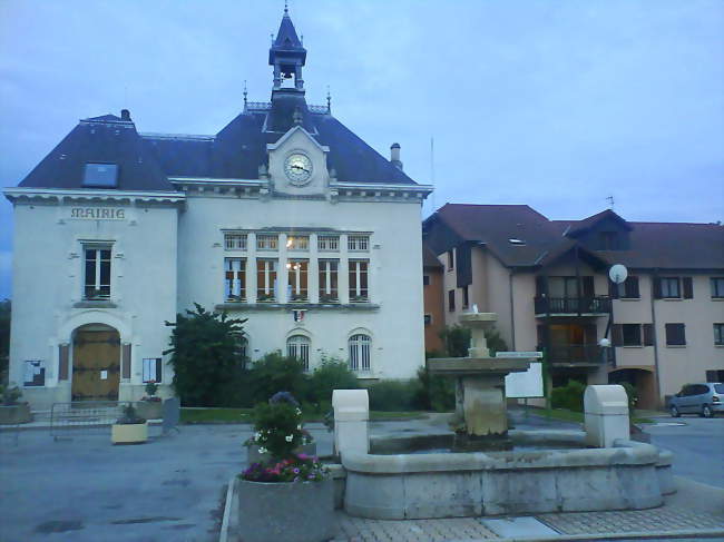 Place de la mairie - Chapareillan (38530) - Isère