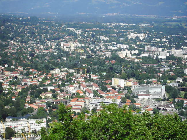 Au premier plan La Tronche et en arrière plan Corenc - Corenc (38700) - Isère