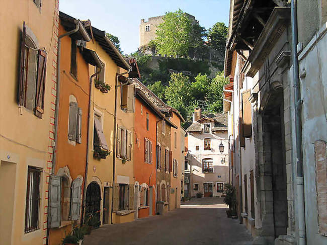 Une des rues médiévales de Crémieu et le Chateau Delphinal - Crémieu (38460) - Isère