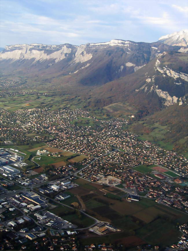 Vue aérienne de Crolles devant les pentes de la Chartreuse - Crolles (38920) - Isère