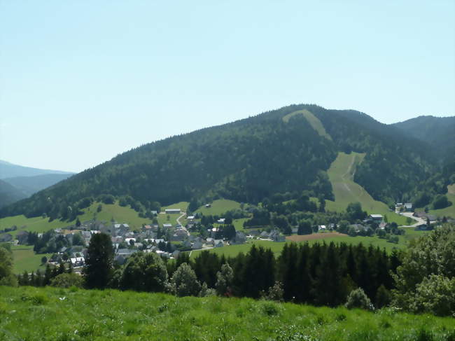 Vue lointaine de la commune - Méaudre (38112) - Isère