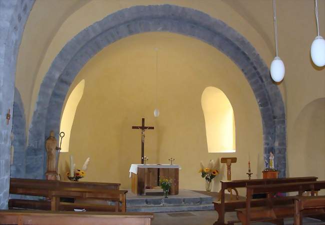 Vue de l'intérieur de l'église, sur la gauche une statue de Saint Eldrade - Monestier-d'Ambel (38970) - Isère