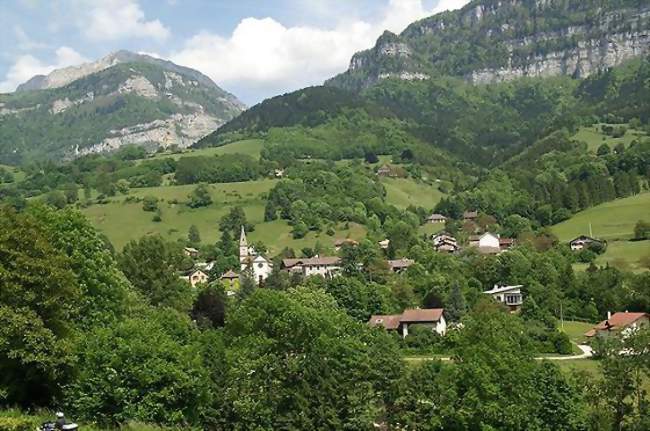 Vue générale du village depuis la route montant au col de la Placette - Pommiers-la-Placette (38340) - Isère