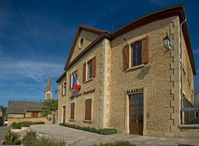 La mairie et le clocher de l'église au fond - Printemps 2008 - Saint-Marcel-Bel-Accueil (38080) - Isère