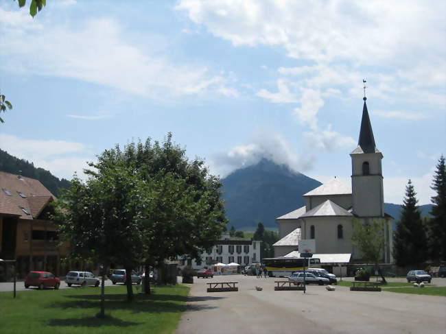 Le village et son église - Saint-Pierre-de-Chartreuse (38380) - Isère