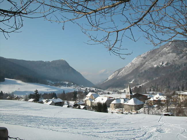 Le centre village vu du Nord Est, St Eynard à gauche, l'Ecoutoux à droite, - Le Sappey-en-Chartreuse (38700) - Isère