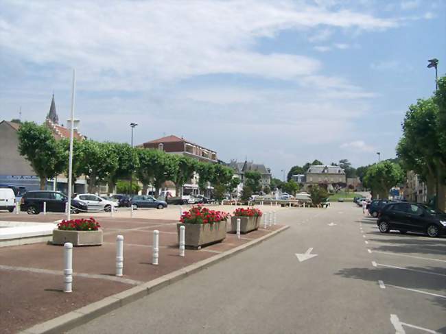 Le Champ de Mars et la sous préfecture - La Tour-du-Pin (38110) - Isère